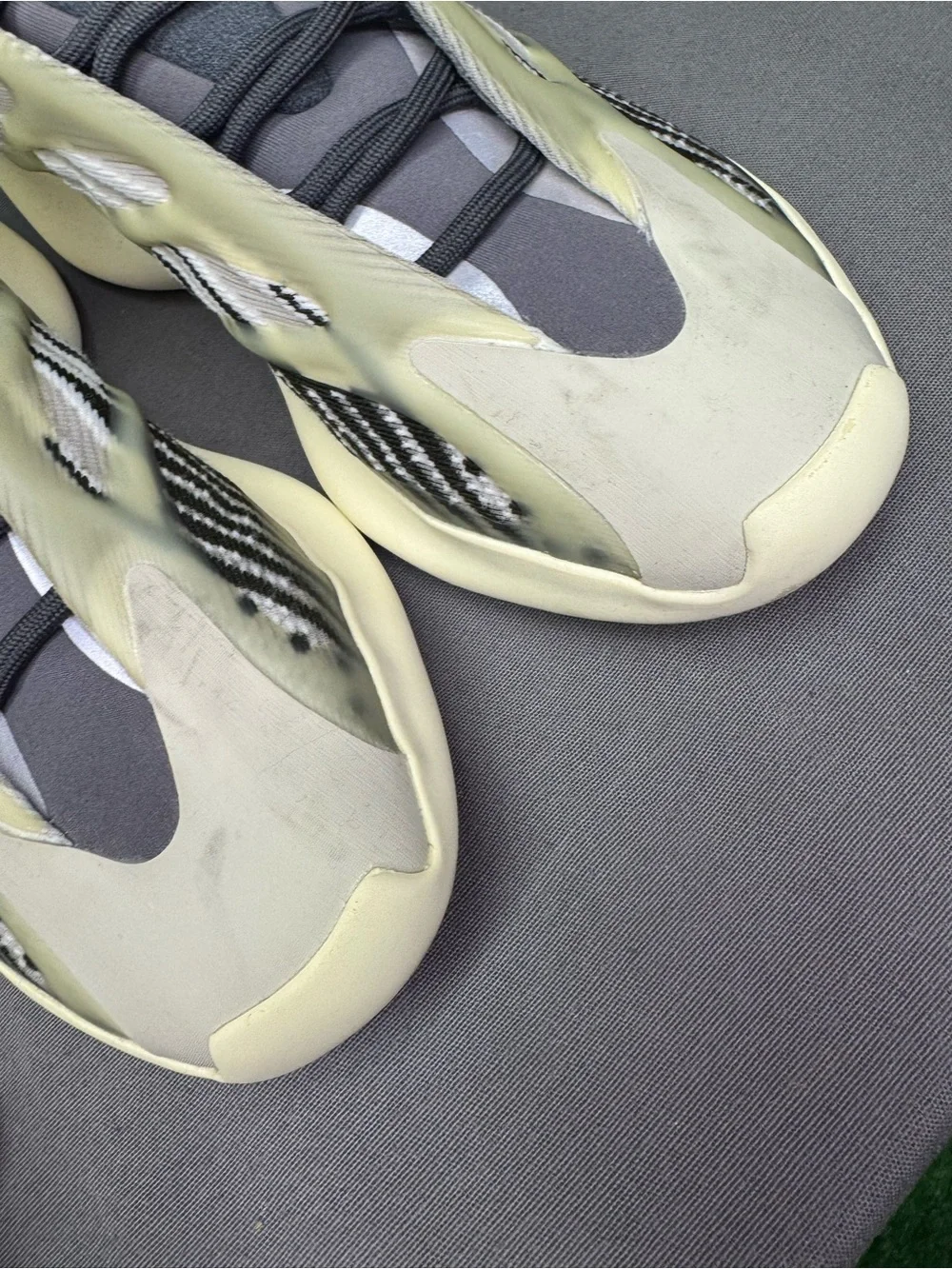 Adidas Yeezy 700 V3 Fade Salt Men’s Size 10.5 Black and Gray ID1674